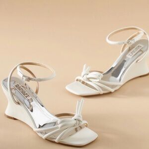 NWT Badgley Mischka White Knotted Ankle-Strap Wedge Sandals